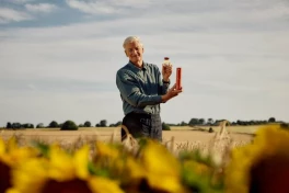 Dyson lấn sân sang mảng mỹ phẩm với dòng dưỡng tóc Dyson Omega "cây nhà lá vườn" theo đúng nghĩa đen