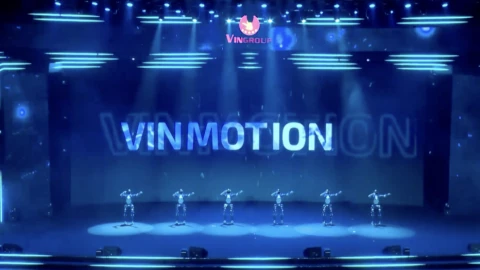 Robot hình người Made in Vietnam, nhảy nhót điêu luyện chào mừng sinh nhật Vingroup