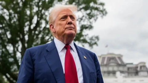 Ai hưởng lợi, ai chịu thiệt từ "quả bom" thuế 100% mà ông Trump vừa tung ra?