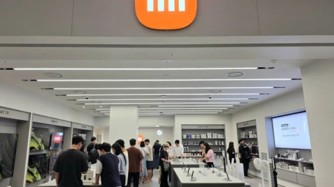 Nghịch lý trợ cấp của chính phủ Hàn: "buff" Xiaomi lên nóc còn doanh nghiệp sân nhà lại "khóc ròng"