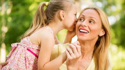 Khi con bảo: “Đừng nói với bố/mẹ nhé” Cha mẹ nên xử lý thế nào?