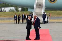 Putin đặt chân đến Alaska, Trump trải thảm đỏ không quên flex chiến đấu cơ gây tranh cãi