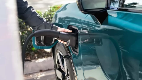 Xe điện không khí thải, nhưng sạc nhanh có thể tạo ra bụi mịn nguy hiểm