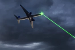 Tại sao đèn laser nhỏ xíu có thể gây nguy hiểm cho máy bay?