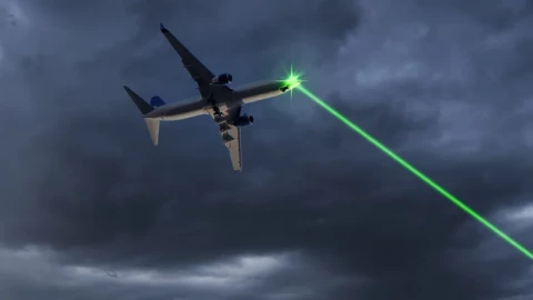 Tại sao đèn laser nhỏ xíu có thể gây nguy hiểm cho máy bay?