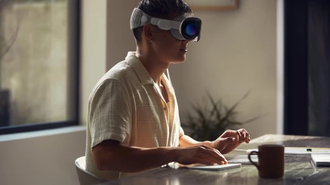 Còn ai nhớ chiếc kính đắt đỏ Vision Pro nữa không?