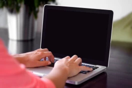 Phải làm sao khi laptop không lên màn hình? Cách xử lý màn hình laptop không lên