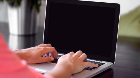 Phải làm sao khi laptop không lên màn hình? Cách xử lý màn hình laptop không lên