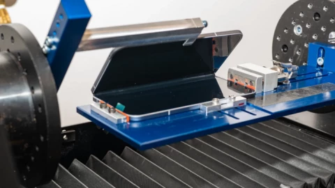 Bên trong Reliability Labs, nơi Google kiểm tra độ bền phần cứng Pixel