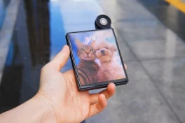 Smartphone AI "kỳ lạ": nhỏ như thẻ ngân hàng, camera lật, có cả internet toàn cầu miễn phí