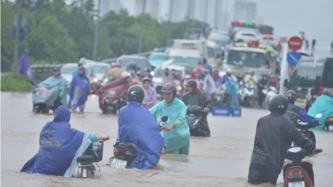Hà Nội ngập nặng sau bão Kajiki, người dân được khuyến cáo ở nhà và theo dõi điểm ngập qua app iHanoi, HSDC Maps