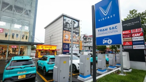 VinFast ra quy định mới khi đỗ xe tại trạm sạc, chỉ còn 10 phút miễn phí sau khi sạc đầy, quá phút nào tính tiền phút ấy