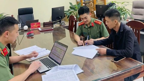 Bắt giữ "siêu lừa" bán gà chọi online