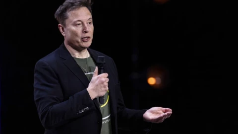 Chỉ bằng một cái búng tay, Trump có thể dẹp tan mọi rắc rối của Musk ở châu Âu?