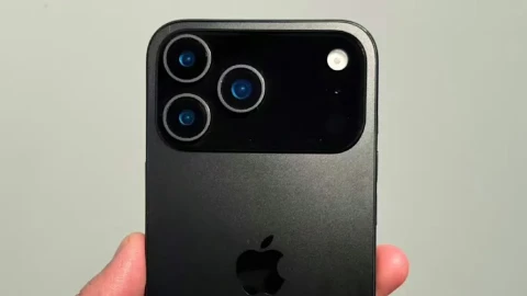 iPhone 17 Pro có thật sự biến thành “cục sạc dự phòng” cho AirPods và Apple Watch?