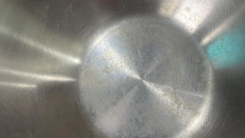 Lý giải nồi inox rửa bằng máy rửa bát bị lốm đốm, xỉn màu