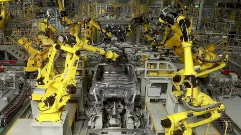 Bên trong nhà máy tương lai giữa đời thực: 750 robot tạo ra hơn 500.000 xe điện và hybrid mỗi năm