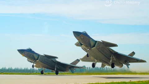 Lần đầu tiên tiêm kích tàng hình J-20 hiện nguyên hình toàn bộ