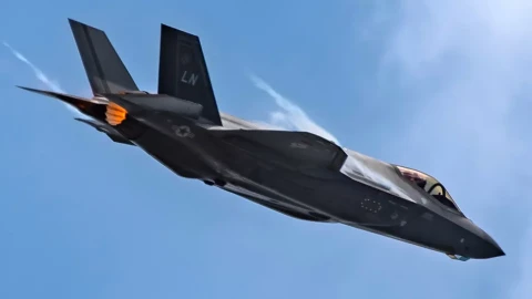 Mất 50 phút gọi điện cho kĩ sư Lockheed Martin, phi công vẫn không cứu được tiêm kích F-35 trị giá 200 triệu USD