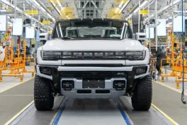 Sản xuất Hummer EV và Escalade IQ bị ngừng: Dấu hiệu gì cho ngành xe điện?