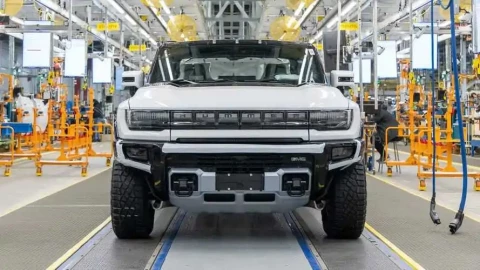 Sản xuất Hummer EV và Escalade IQ bị ngừng: Dấu hiệu gì cho ngành xe điện?