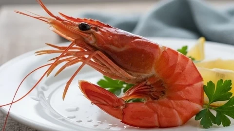 Đường chỉ đen trên lưng tôm chứa gì mà chuyên gia khuyên nên loại bỏ?