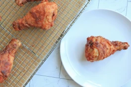 Bí quyết làm lớp vỏ gà rán giòn tan không cần trứng với bột mì tự nâng