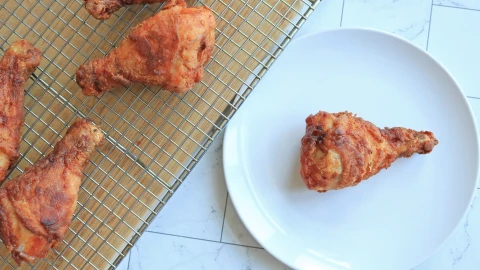 Bí quyết làm lớp vỏ gà rán giòn tan không cần trứng với bột mì tự nâng