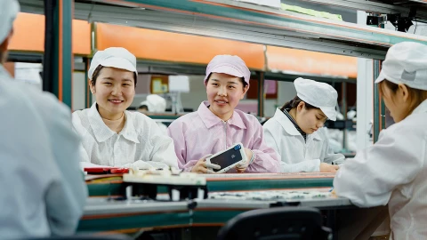 Apple yêu cầu các nhà cung cấp sử dụng robot trong sản xuất, hạn chế dùng công nhân