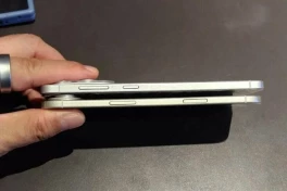 Rò rỉ ảnh thực tế iPhone 17 Air đọ độ "siêu mỏng cánh" với Galaxy S25 Edge
