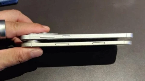 Rò rỉ ảnh thực tế iPhone 17 Air đọ độ "siêu mỏng cánh" với Galaxy S25 Edge