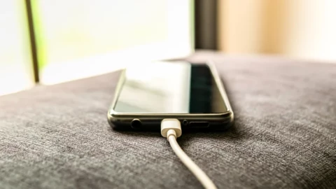 Thường xuyên cắm sạc điện thoại qua đêm có sao không?