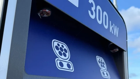 Cười ra nước mắt: nạn phá trạm sạc xe điện để cắt cáp đồng đem bán ở quốc gia châu Âu giàu có