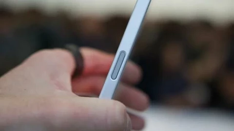 Apple có thể sẽ "khai tử" nút Chụp ảnh trên iPhone chỉ sau hai thế hệ