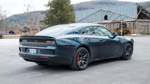 Charger Daytona – xe cơ bắp điện “mạnh” nhưng sạc lại “yếu”?