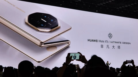 Huawei Mate XTs: điện thoại gập ba mới thách thức iPhone 17