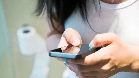 Một căn bệnh âm thầm gia tăng mạnh ở những người nghiện mang điện thoại vào nhà vệ sinh