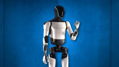Robot hình người Optimus của Tesla hứng "rổ gạch đá" vì phản ứng chậm chạp như ông cụ