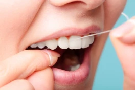 Nên chải răng hay dùng chỉ nha khoa trước? Chuyên gia giải đáp