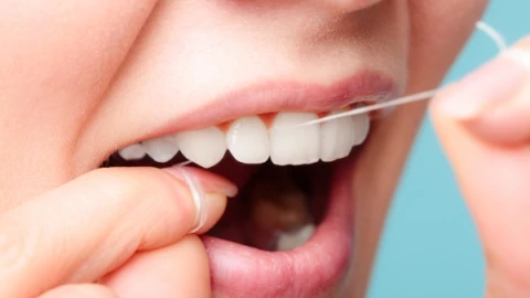 Nên chải răng hay dùng chỉ nha khoa trước? Chuyên gia giải đáp