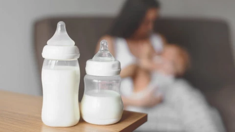 Sữa mẹ thay đổi theo giờ: Bí mật giúp bé ngủ ngon hơn