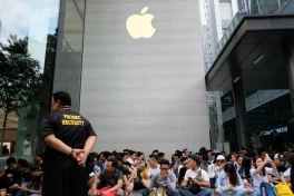 Hết cảnh xếp người Việt xếp hàng nửa đêm, sang Sing, sang Thái "săn" iPhone