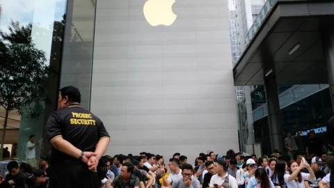 Hết cảnh xếp người Việt xếp hàng nửa đêm, sang Sing, sang Thái "săn" iPhone