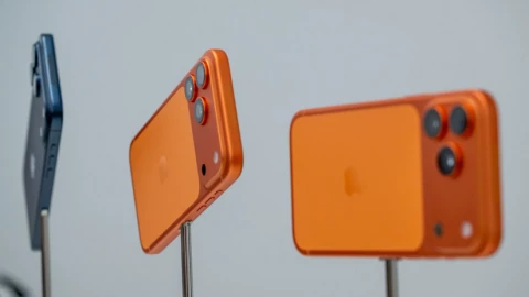 Apple bắt đầu kỷ nguyên smartphone 2.000 USD