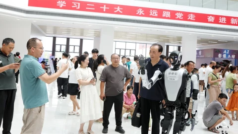 Trung Quốc và Mỹ rẽ lối khác nhau trên con đường chạy đua AI