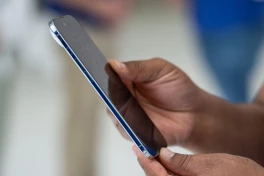Apple rung hồi chuông báo tử cho khe cắm SIM