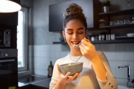 Vì sao chúng ta không thể thực hiện đồng thời việc nuốt và thở?