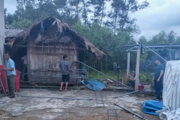 Sét đánh chết nam thanh niên đang xem điện thoại trong nhà