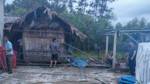 Sét đánh chết nam thanh niên đang xem điện thoại trong nhà