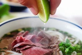 Một tác dụng bất ngờ khi vắt chanh vào phở bò
